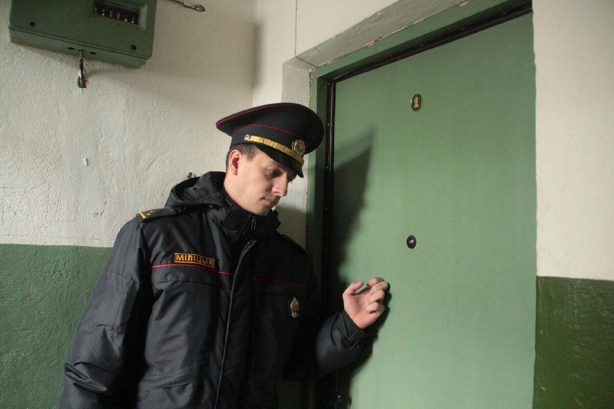 Впускать ли в квартиру сотрудника полиции: рассказывает юрист Антон Палюлин