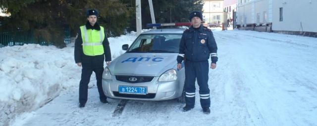 В Тюменской области полицейские спасли пенсионерок из горящего дома