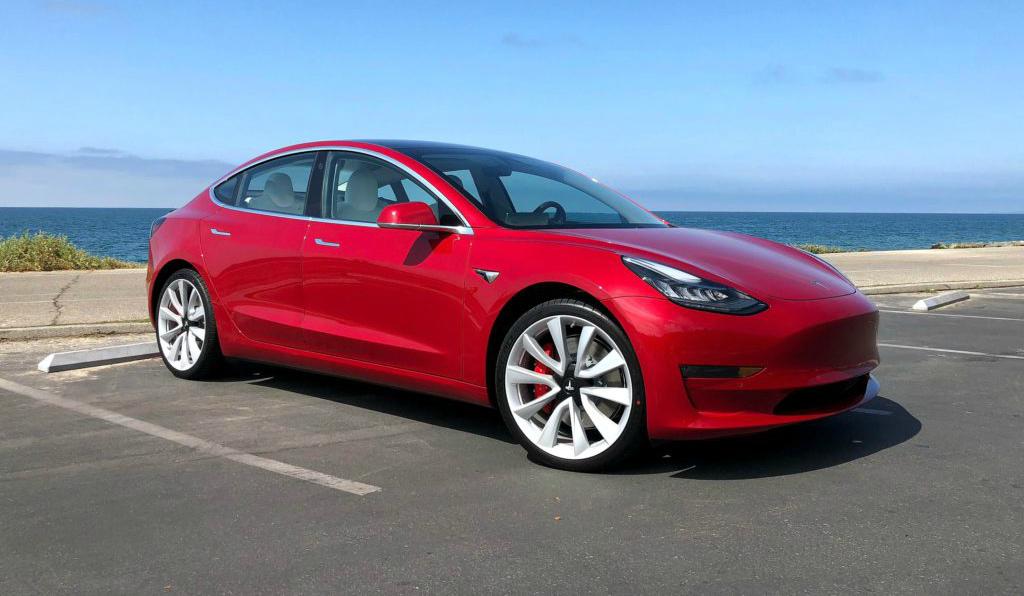 Tesla начала продавать подержанные автомобили Model 3
