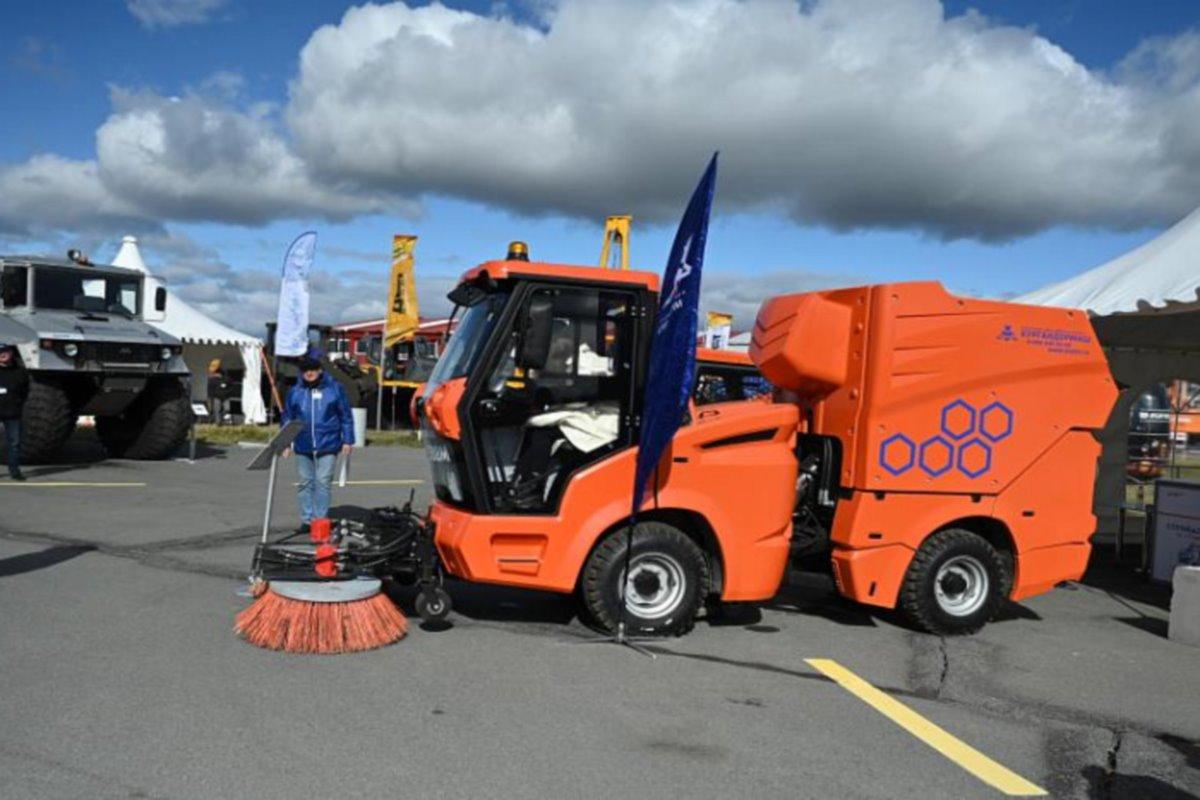Руководитель Росавтодора Роман Новиков ознакомился с новинками челябинского машиностроения