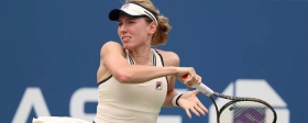 На турнире в Гвадалахаре теннисный мяч лопнул после удара россиянки Александровой - видео