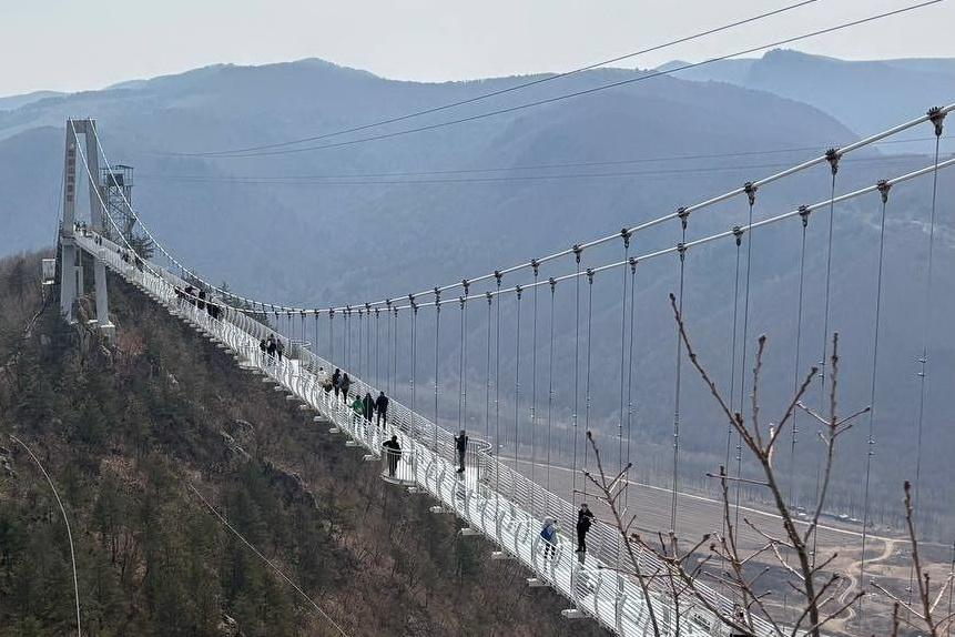 Улетный план на майские: чартер к горам Аватара и новые автобусы в Китай