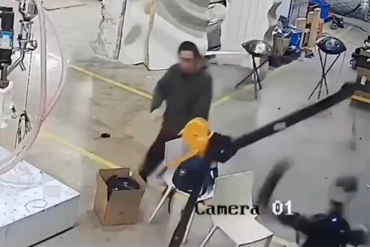 Робот «взбесился» и внезапно напал на инженера в Китае