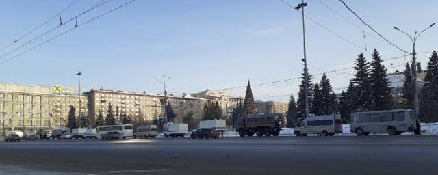 В Новосибирске на площади Ленина выставили оцепление из автомобилей силовиков