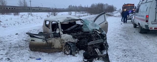 В лобовом ДТП в Новосибирске погиб пассажир