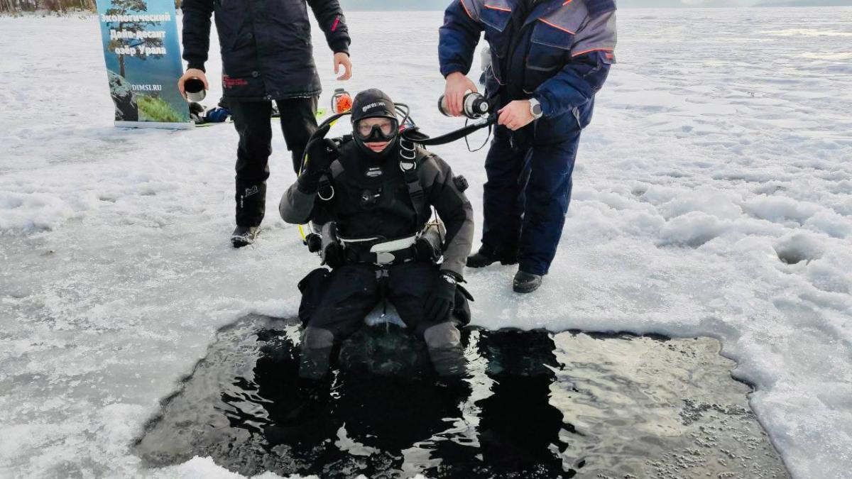 Турник и брусья 60-х годов достали со дна озера в Челябинской области