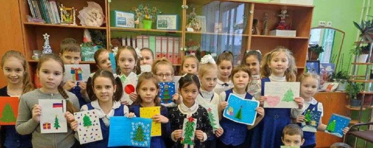 Школьники Иркутска изготовили подарки участникам СВО, на Донбасс отправили детские рисунки и открытки с добрыми пожеланиями