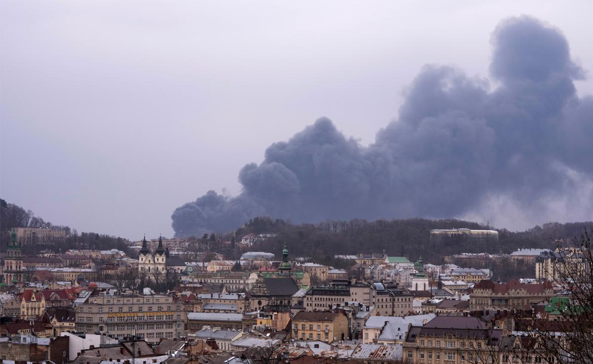 Во Львове и Луцке на западе Украины прогремели взрывы