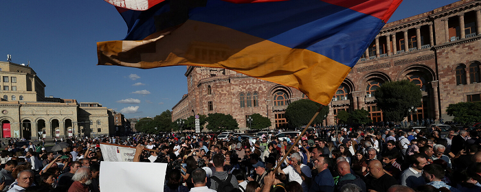 В Ереване начались столкновения участников митинга с полицейскими