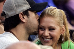 Поклонники Анны Курниковой поняли, зачем она нарядилась в «бабушкину» кофту на шоппинг