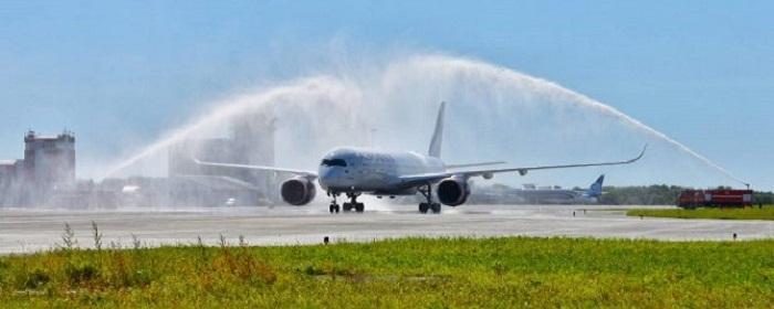 Самый новый самолет «Аэрофлота» Airbus A350-900 встретили в Южно-Сахалинске водяной аркой