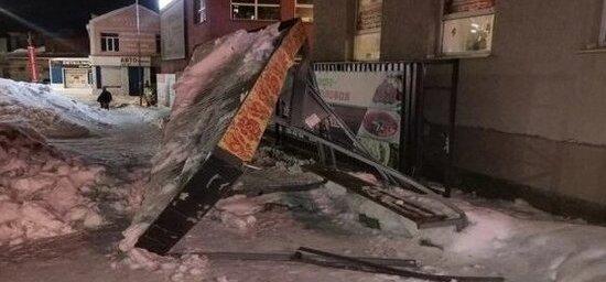 В Новосибирске упала остановка на улице Есенина, не выдержав тяжёлого снега
