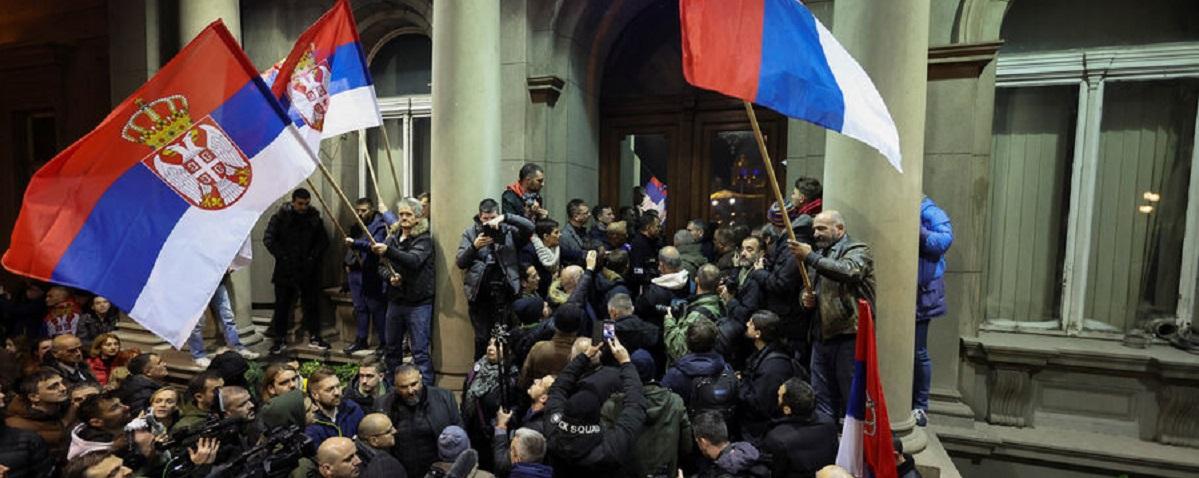 Александр Вучич заявил, что в  ходе беспорядков серьезные ранения получили двое полицейских, а власти задержали более 35 активных демонстрантов