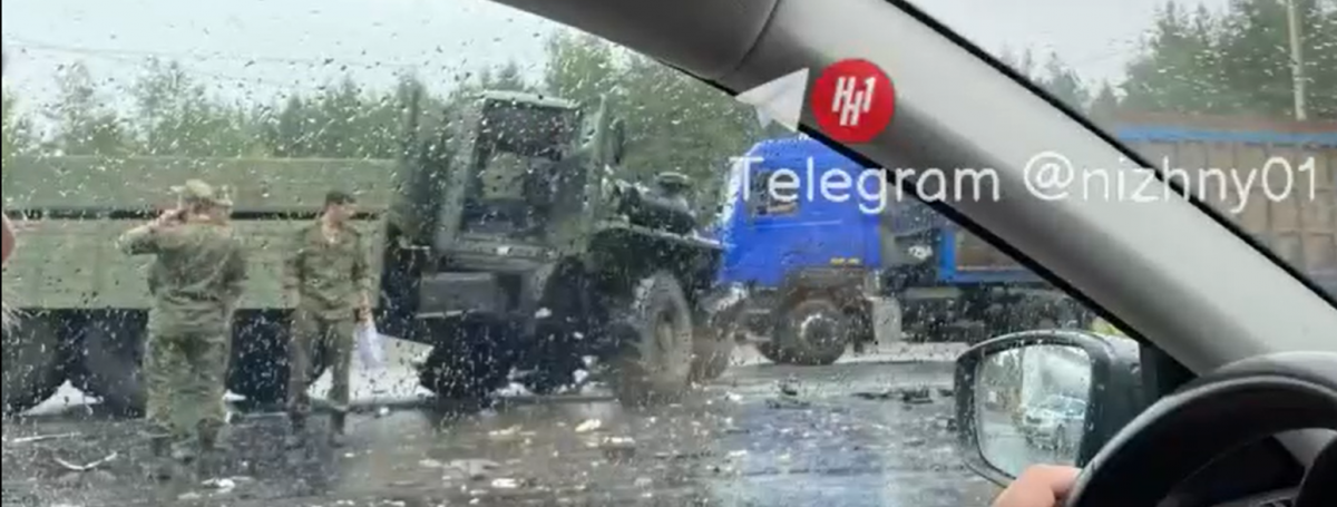 Под Нижним Новгородом при столкновении военного грузовика с фурой пострадали четыре человека