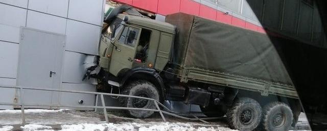 В Чехове военный автомобиль протаранил стену супермаркета «Пятерочка»