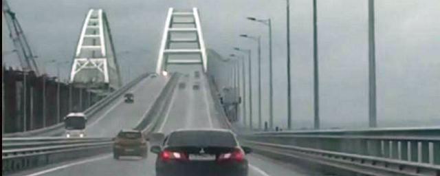 Из-за непогоды ограничили скорость передвижения авто по Крымскому мосту
