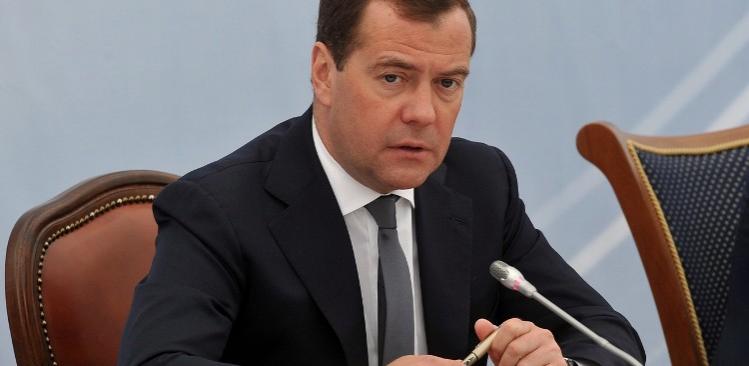 Медведев намерен оказывать поддержку автопрому до конца года