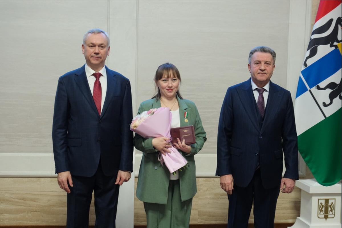 Губернатор Андрей Травников наградил многодетных матерей в преддверии Международного женского дня