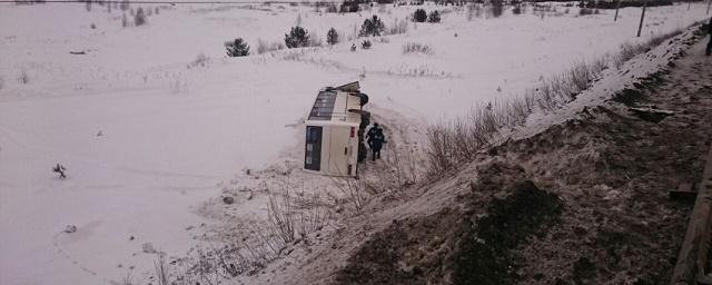 На Урале после ДТП пассажирский автобус перевернулся на бок