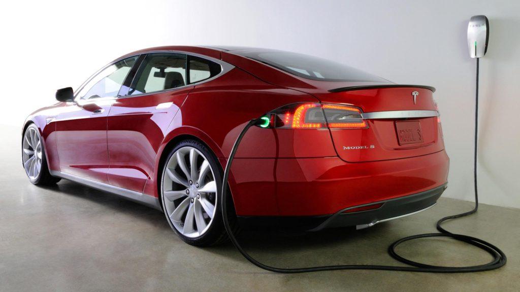 Компания Tesla наняла экс-дизайнера Volvo