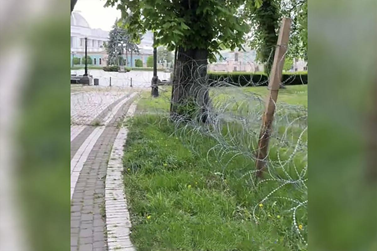 Верховную раду оградили колючей проволокой