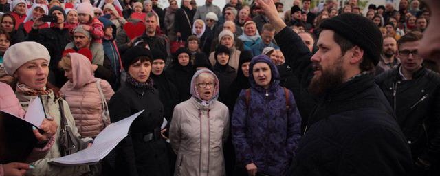 В Екатеринбурге на месте строительства храма верующие устроили молебен