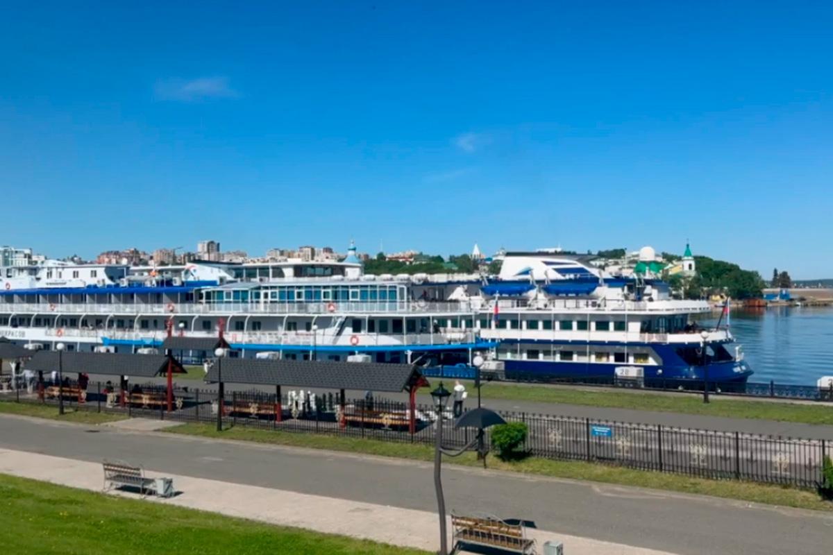 В Чебоксарах у причала собрались шесть круизных теплоходов