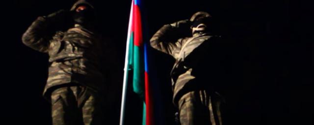 В освобожденном Лачинском районе подняли азербайджанский флаг