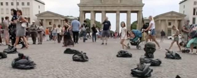 70 бюстов Ленина у Бранденбургских ворот в Берлине установили иммигранты из Украины