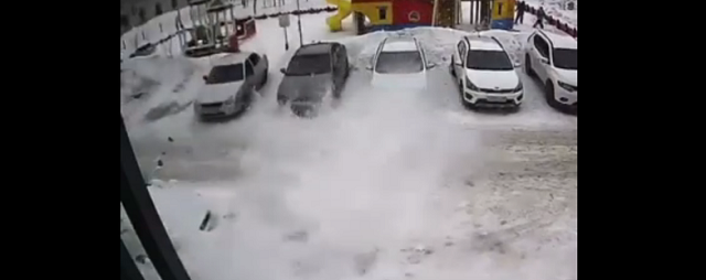 Глыба снега на Ямале упала на 8-летнего ребенка и чуть не убила его