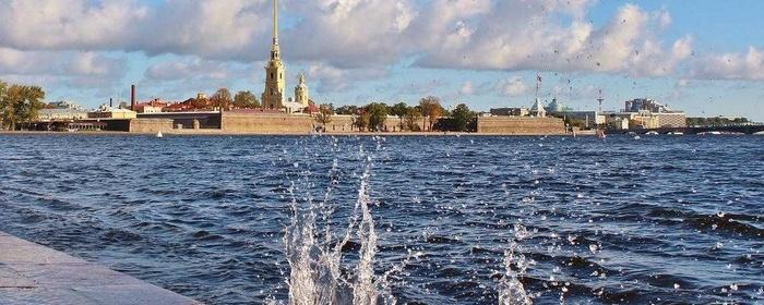 В Санкт-Петербурге таксист спас тонущего в Неве гражданина Китая