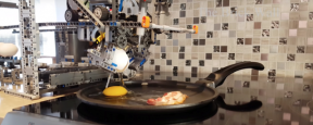 Робот, сделанный из деталей LEGO, научился готовить яичницу