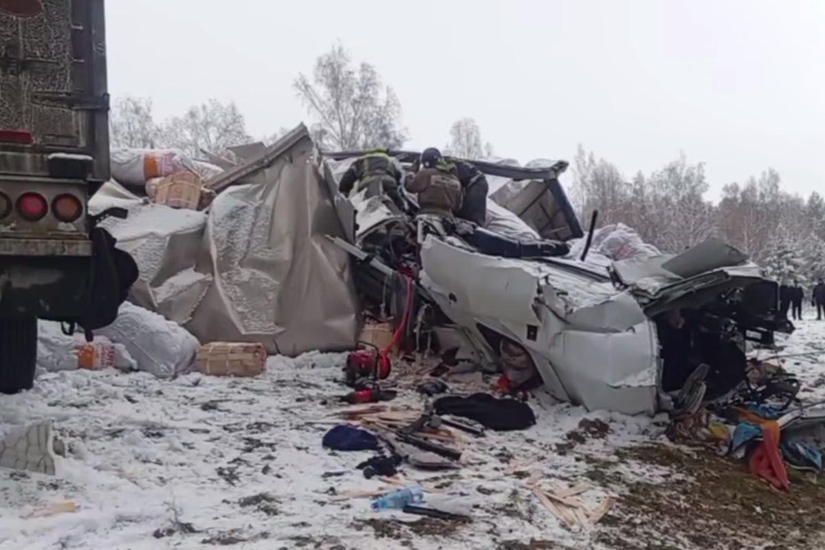 Два водителя фур насмерть разбились в масштабной аварии на трассе в Иркутской области