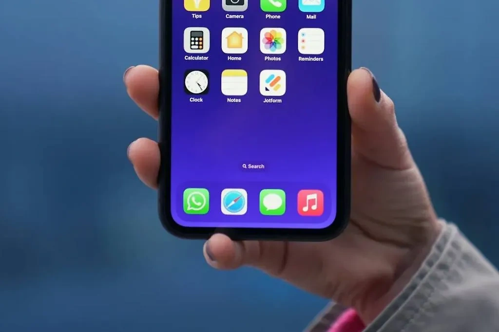 Врачи предупредили о рисках деформации пальцев из-за смартфонов