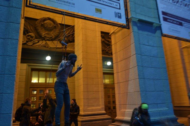 Новосибирский экстремал подвесил себя на крюки у оперного театра