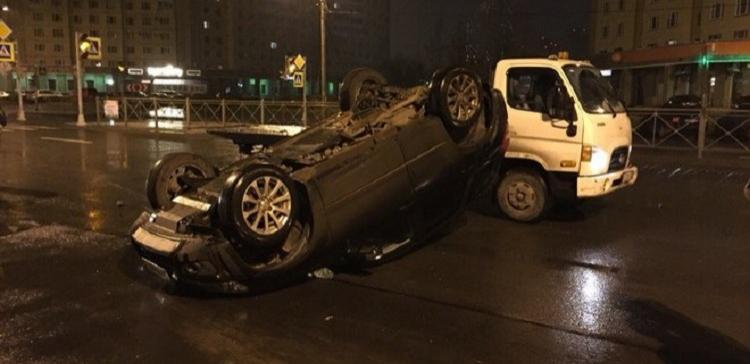 В Невском районе Петербурга автомобиль упал с эвакуатора