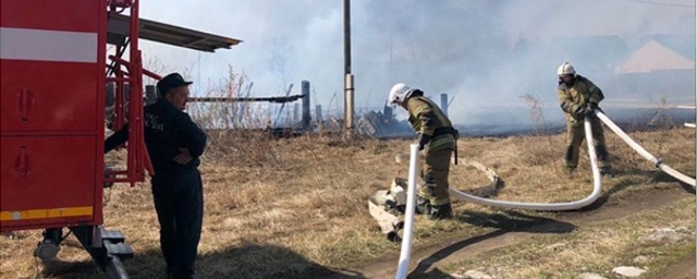 В Свердловской области днем 9 мая загорелись три частных дома