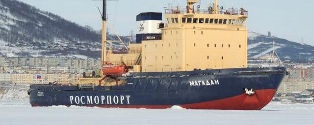 Сегодня в Магадане в бухте Нагаева проводят обколку льда