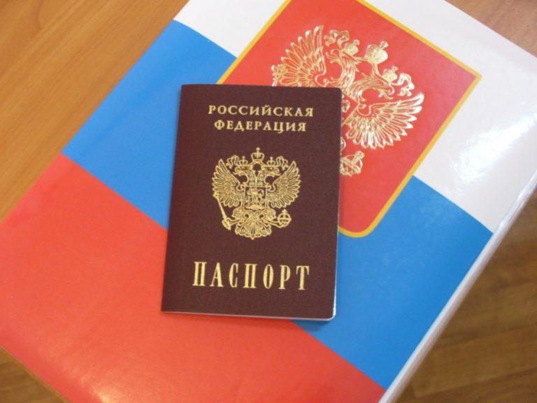 Более 1 млн подростков РФ в 2023 году получат первый паспорт в торжественной обстановке