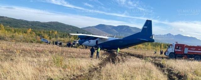 Грузовой Ан-12 выкатился за пределы взлетной полосы в аэропорту Магадана