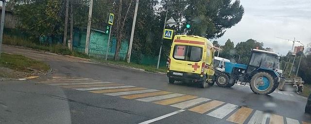 В Амурской области трактор на красный сигнал светофора въехал в «скорую помощь»