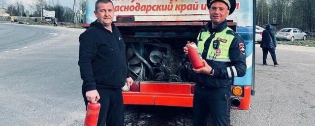 В Вологде полицейские потушили горящий пассажирский автобус