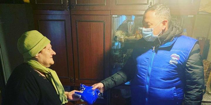 В г.о. Чехов исполнительный секретарь «Единой России» доставил пенсионерке медикаменты
