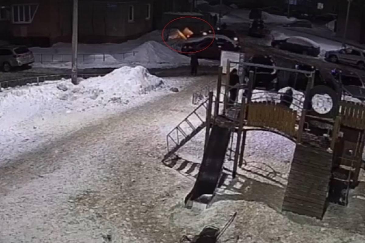 В Петрозаводске дверь, выброшенная из окна, разбила припаркованный автомобиль