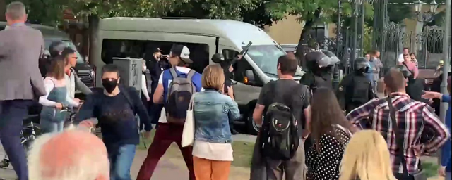 Видео: Во время протестов в Бресте силовик сделал предупредительный выстрел