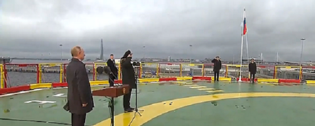 Видео: Владимир Путин поучаствовал в поднятии флага на ледоколе «Виктор Черномырдин»