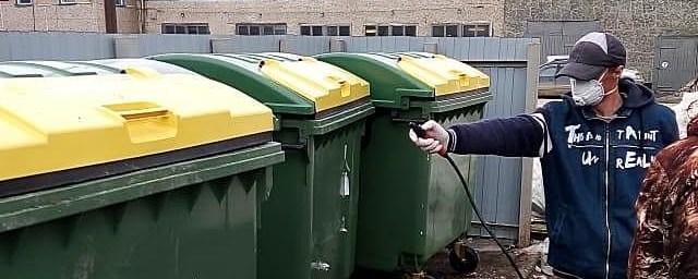 В Аниве дезинфицируют мусорные контейнеры