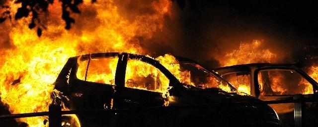 В Бердске на улице Ленина сгорел Nissan Auster