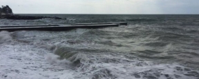 Во время шторма в Сочи двоих детей унесло в море
