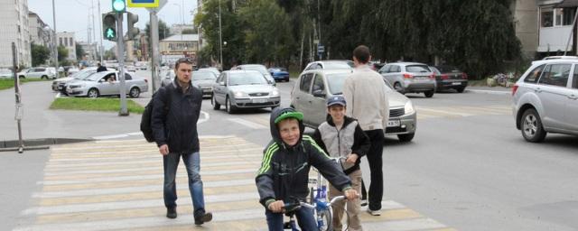 В Челябинске сотрудник полиции на пешеходном переходе сбил двоих детей